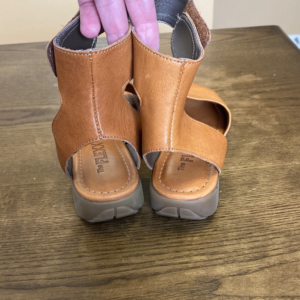 THE FLEXX Tan/Cognac Leather Ankle-Strap Wedge Sandals - Picture 4 of 9